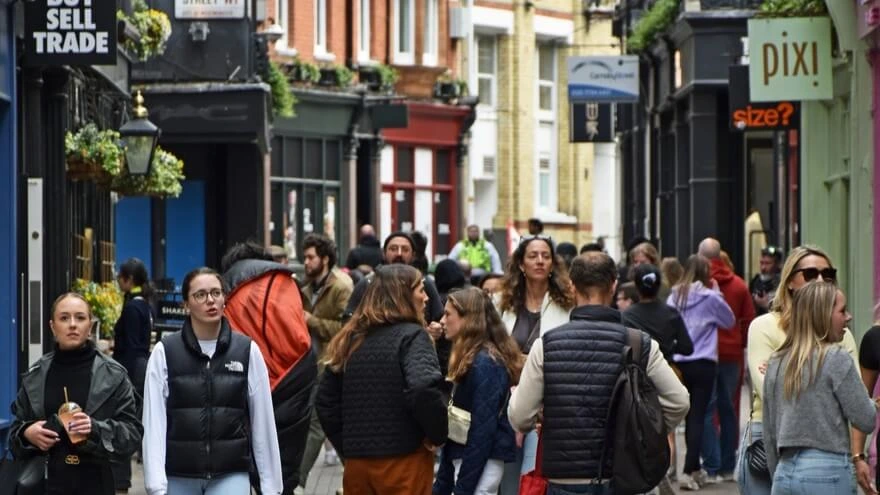 UK சில்லறை விற்பனை 3.7% உயர்வு: மே மாத வெப்ப அலையால் கிரில் உணவு, கோடை கால பொருட்கள் விற்பனை அதிகரிப்பு