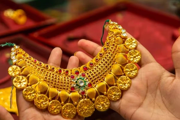 இலங்கையில் தங்கத்தின் விலை மேலும் குறைவு - 24 கரட் பவுண் 384,000 ரூபாய்