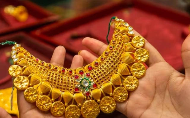 இலங்கையில் தங்கத்தின் விலை மேலும் குறைவு - 24 கரட் பவுண் 384,000 ரூபாய்