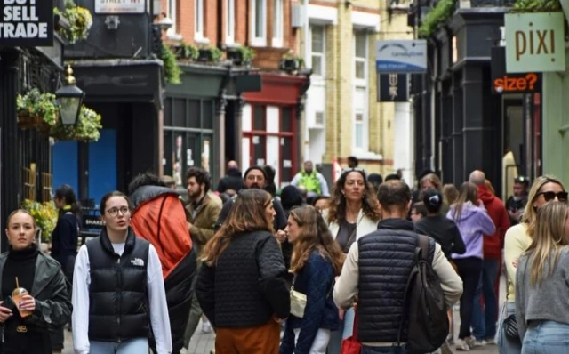 UK Retail Sales Rise as Warm Weather Boosts Spending Ahead of Summer